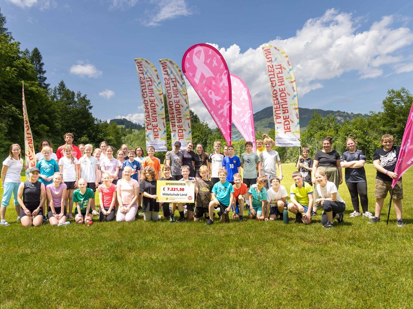 Schülerinnen und Schüler mit Spendenscheck